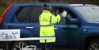 Realização de testes de Covid-19 em Woking, Reino Unido 
01/02/2021
REUTERS/Hannah McKay  Foto: Reuters