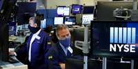 Operadores no preg&atilde;o da Bolsa de Valores de Nova York (NYSE), 26 de maio de 2020. REUTERS/Brendan McDermid  Foto: Reuters