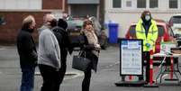 Pessoas fazem fila para teste de detecção da Covid-19 em Walsall, no Reino Unido
02/02/2021 REUTERS/Carl Recine  Foto: Reuters