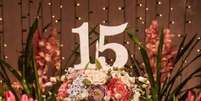 1. Linda inspira&ccedil;&atilde;o de bolo para festa de 15 anos todo decorado com flores &ndash; Foto: Pinterest  Foto: Viva Decora