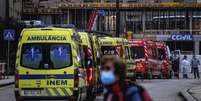 Fila de ambulâncias em um hospital de Lisboa ilustra as dificuldades vividas em Portugal  Foto: AFP / BBC News Brasil