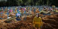 Covas sendo abertas em cemitério de Manaus, em 31 de dezembro de 2020; Brasil registrou quase 195 mil mortes por covid-19 no ano passado  Foto: Reuters / BBC News Brasil
