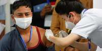 Profissional de saúde recebe dose da Covaxin em Nova Délhi, na Índia
16/01/2021
REUTERS/Adnan Abidi  Foto: Reuters