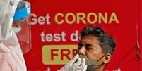 Profissional de saúde coleta amostra de paciente para exame de detecção de Covid-19 em Ahmedabad, na Índia
04/02/2021 REUTERS/Amit Dave  Foto: Reuters