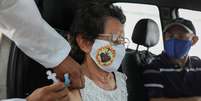 Mulher recebe dose da vacina AstraZeneca/Oxford contra Covid-19 em Manaus
29/01/2021
REUTERS/Bruno Kelly  Foto: Reuters