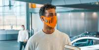 Nem a m&aacute;scara escondeu o sorriso de Ricciardo no primeiro dia em Woking   Foto: McLaren / Grande Pr&ecirc;mio