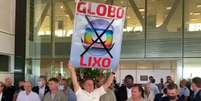 Bolsonaro levanta placa escrito 'Globo Lixo'  Foto: Alan Santos/PR / Divulgação