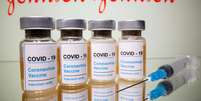 Frascos rotulados como de vacina contra Covid-19 em frente ao logo da Johnson & Johnson em foto de ilustração
31/10/2020 REUTERS/Dado Ruvic  Foto: Reuters