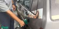 Carro sendo abastecido em posto de gasolina em Cuiabá, no Brasil
REUTERS/Marcelo Teixeira  Foto: Reuters