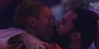 O beijão de Lucas e Gil desafia o duplo preconceito imposto ao negro gay ou bi  Foto: Reprodução