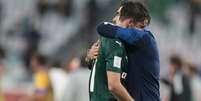 Abel Ferreira consola Viña após a eliminação no Mundial de Clubes  Foto: Mohammed Dabbous / Reuters