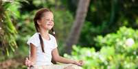 A meditação tem benefícios nas crianças que vão desde calma na hora até felicidade a vida toda   Foto: Jyliana / iStock