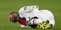Neymar com dores no campo durante classifica&ccedil;&atilde;o do PSG  Foto: Stephane Mahe / Reuters