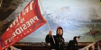 Invasor do Capitólio agita uma bandeira com os dizeres "Trump é meu presidente" em 6 de janeiro  Foto: Getty Images / BBC News Brasil