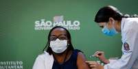 M&ocirc;nica Calazans recebeu CoronaVac no dia 17 de janeiro  Foto: EPA / Ansa - Brasil