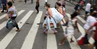 Pessoas caminham em rua de comércio popular no Rio de Janeiro
23/12/2020
REUTERS/Pilar Olivares  Foto: Reuters