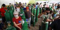 Parentes de pacientes hospitalizados ou com tratamento em casa, a maior parte deles com Covid-19, fazem fila para comprar oxig&ecirc;nio em Manaus
18/01/2021
REUTERS/Bruno Kelly  Foto: Reuters