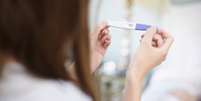 Falsas alegações sobre vacinas e seu impacto na placenta e na fertilidade viraram discussão em redes sociais do Reino Unido  Foto: Getty Images / BBC News Brasil
