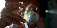 Agente de saúde prepara vacina contra Covid-19 em localidade do Amazonas
REUTERS/Bruno Kelly  Foto: Reuters