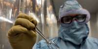 Cientistas cubanos estão correndo contra o relógio na vacina Soberana 2  Foto: EPA / BBC News Brasil