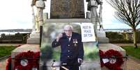 Foto do capit&atilde;o Tom Moore em memorial de guerra no Pa&iacute;s de Gales
09/02/2021
REUTERS/Rebecca Naden  Foto: Reuters