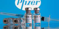 Frascos rotulados como de vacina contra Covid-19 em frente ao logo da Pfizer em foto de ilustração
09/02/2021 REUTERS/Dado Ruvic  Foto: Reuters