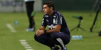 Abel Ferreira observa os jogadores do Palmeiras no duelo contra o Coritiba  Foto: Cesar Greco/Palmeiras