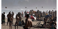 Praias do Brasil têm ficado constantemente lotadas mesmo com recomendações de distanciamento social  Foto: EPA / BBC News Brasil