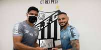 Pará, em evento recente no qual recebeu placa por completar 250 jogos pelo Santos, tem sido nota negativa no time da Vila Belmiro  Foto: Twitter / Santos FC / Estadão Conteúdo