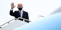 Presidente dos EUA, Joe Biden, embarca no avi&atilde;o For&ccedil;a A&eacute;rea 1 na base a&eacute;rea de Andrews, em Maryland
19/02/2021 REUTERS/Tom Brenner?  Foto: Reuters