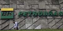Pedestre passa em frente à sede da Petrobras no Rio de Janeiro
REUTERS/Ricardo Moraes  Foto: Reuters