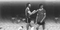 Sócrates (esquerda) jogando ao lado de Casagrande (direita) pelo Corinthians (Foto: Reprodução)  Foto: Lance!