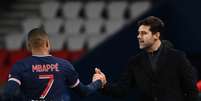 Mbappé e Pochettino durante jogo do Paris Saint-Germain (Foto: FRANCK FIFE / AFP)  Foto: Lance!