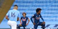 Willian em movimento antirracista antes de duelo contra o Manchester City (Foto: ALEX LIVESEY / POOL / AFP)  Foto: Lance!