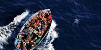 Barco de migrantes perto da costa de Lampedusa, no sul da Itália  Foto: ANSA / Ansa - Brasil