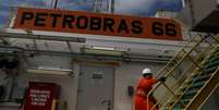 Trabalhador em plataforma da Petrobras
REUTERS/Pilar Olivares  Foto: Reuters