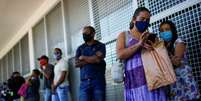 Pessoas fazem fila em agência da Caixa para sacar auxílio emergencial, em Ceilândia-DF
07/07/2020
REUTERS/Adriano Machado  Foto: Reuters