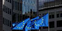 Bandeiras da União Europeia em frente à sede da Comissão Europeia em Bruxelas, Bélgica. 21/08/2020. REUTERS/Yves Herman. 
  Foto: Reuters