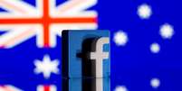 Imagem em 3D do logotipo do Facebook em frente a uma bandeira da Austália. 18/2/2021. REUTERS/Dado Ruvic  Foto: Reuters