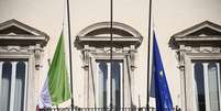 Sede do governo da Itália, em Roma, com bandeiras a meio-mastro para homenagear mortos no Congo  Foto: ANSA / Ansa - Brasil