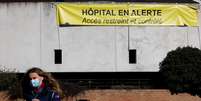 Cartaz alerta sobre alerta em hospital por causa da pandemia de Covid-19 em Dunkirk, na França
24/02/2021 REUTERS/ Pascal Rossignol  Foto: Reuters
