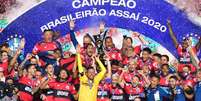 A taça do Brasileirão sendo levantada pelo time do Flamengo, no Morumbi (Foto: EDUARDO CARMIM/Photo Premium)  Foto: Lance!