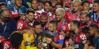 Jogadores levantam a taça do octa do Flamengo no Brasileirão (Foto: AFP)  Foto: Lance!