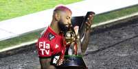 Gabigol com a taça do Brasileirão (Foto: Mariana Sá)  Foto: LANCE!