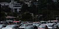 Grande fila de automóveis para a vacinação em estilo drive-thru é registrada na Praça Charles Miller, Estádio do Pacaembu  Foto: Ettore Chiereguini / Estadão Conteúdo