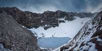 O lago Roopkund está localizado em uma encosta na cordilheira do Himalaia  Foto: Atish Waghwase / BBC News Brasil