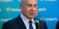 Premiê israelense, Benjamin Netanyahu, durante visita a centro de vacinação em Jerusalém
16/02/2021 Alex Kolomoisky/Pool via REUTERS  Foto: Reuters