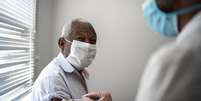 As pesquisas mostram que as vacinas aprovadas são seguras para idosos  Foto: Getty Images / BBC News Brasil