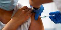 Vacina contra Covid-19 é aplicada em paciente em Madri
04/02/2021 REUTERS/Sergio Perez  Foto: Reuters