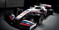 O VF-21 da Haas vem pintado nas cores da bandeira da R&uacute;ssia para a temporada 2021   Foto: Haas F1 Team / Grande Pr&ecirc;mio